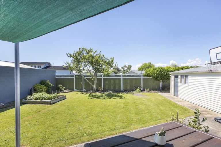 Photo of property in 17 Abraham Crescent, Milson, Palmerston North, 4414