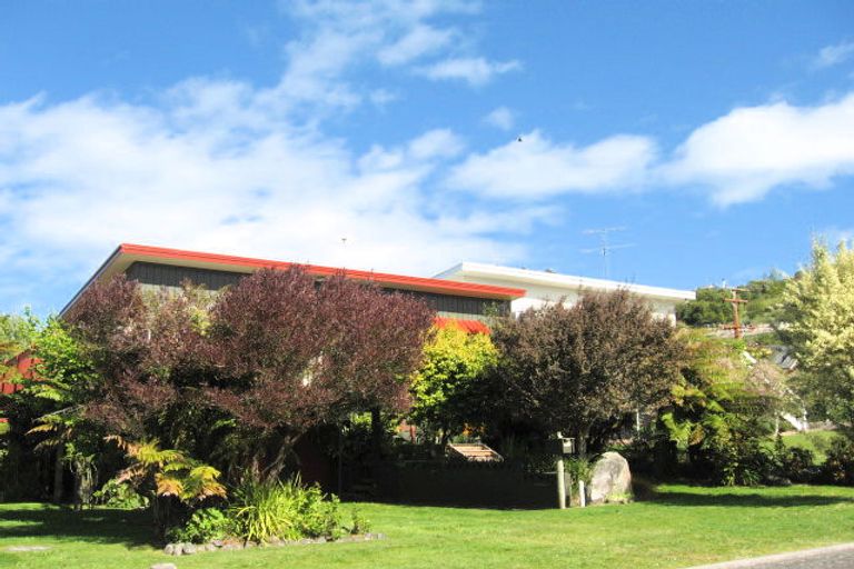 Photo of property in 2 Isobel Street, Acacia Bay, Taupo, 3330