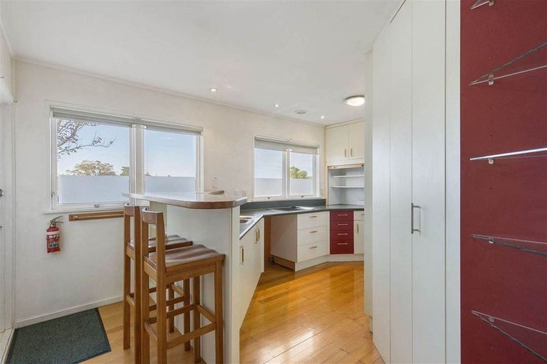 Photo of property in 6 Raines Avenue, Forrest Hill, Auckland, 0620