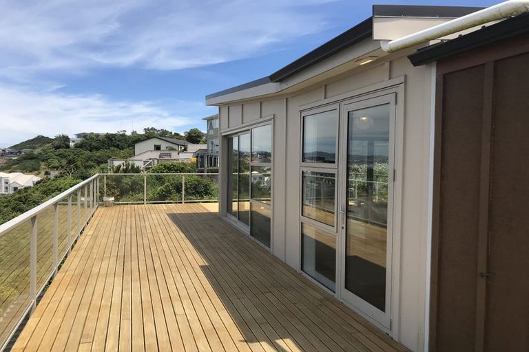 Photo of property in 6b Sunhaven Drive, Newlands, Wellington, 6037