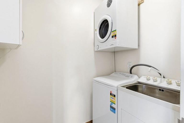 Photo of property in 17 Kent Terrace - Kent Apartments, 7e/16 Kent Terrace, Mount Victoria, Wellington, 6011