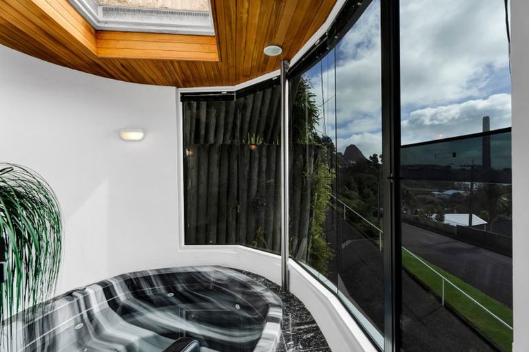 Photo of property in 5 Weston Street, Moturoa, New Plymouth, 4310