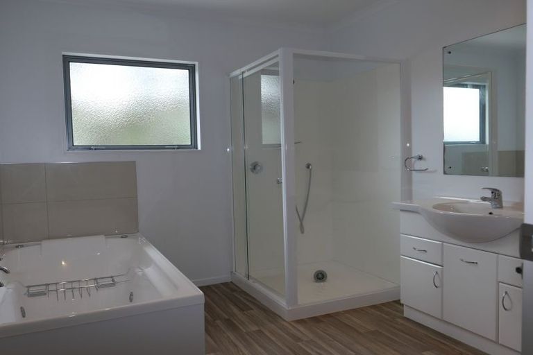 Photo of property in 17 Charlotte Way, Raumati South, Paraparaumu, 5032