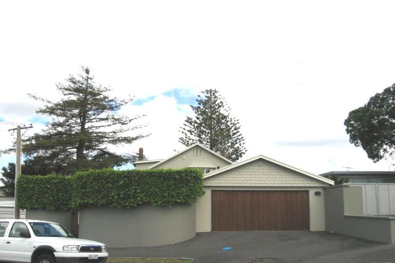 Photo of property in 7 Stanley Point Road, Stanley Point, Auckland, 0624