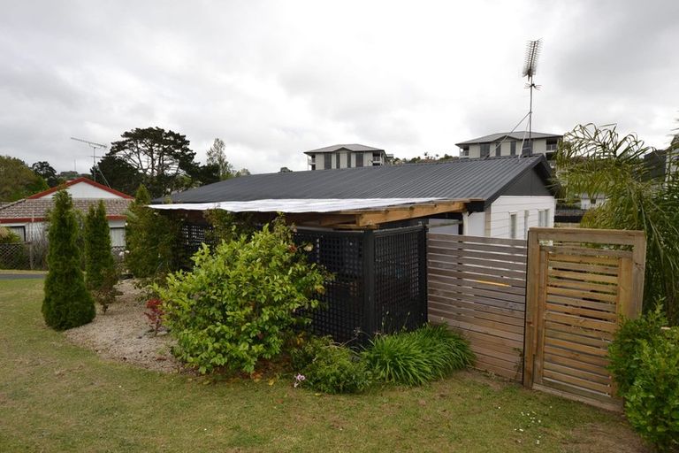 Photo of property in 10 Rook Place, Unsworth Heights, Auckland, 0632