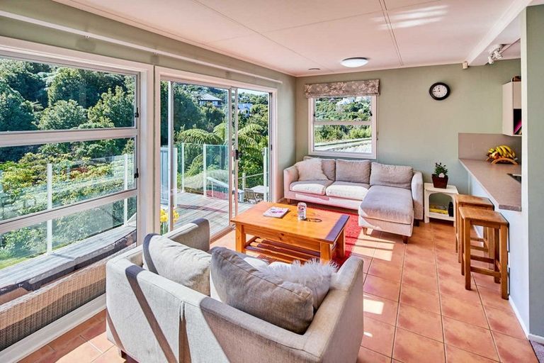 Photo of property in 5 Panorama Grove, Harbour View, Lower Hutt, 5010