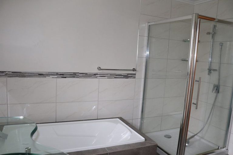 Photo of property in 545 Glenfield Road, Glenfield, Auckland, 0629