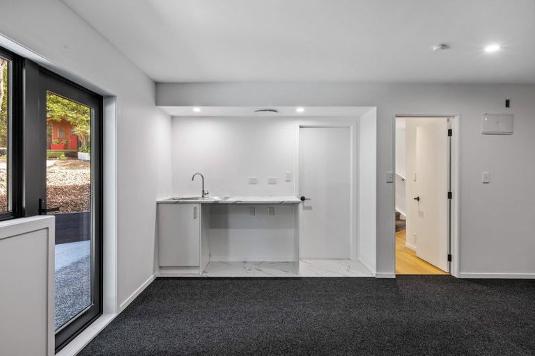 Photo of property in 25 Longfellow Parade, Glen Eden, Auckland, 0604