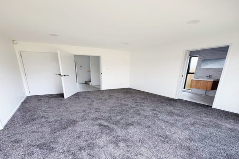 Photo of property in 12e Elcoat Avenue, Te Atatu South, Auckland, 0610