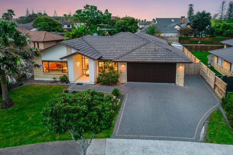 Photo of property in 11 Walter Haddrell Crescent, Flat Bush, Auckland, 2016