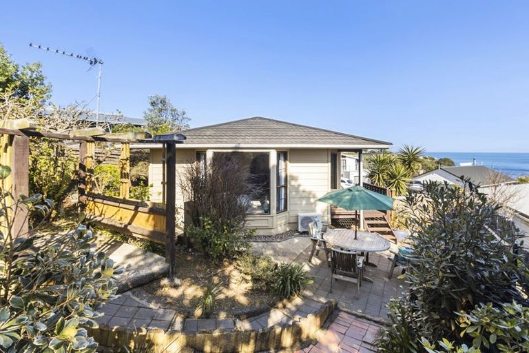 Photo of property in 3 Dart Crescent, Island Bay, Wellington, 6023