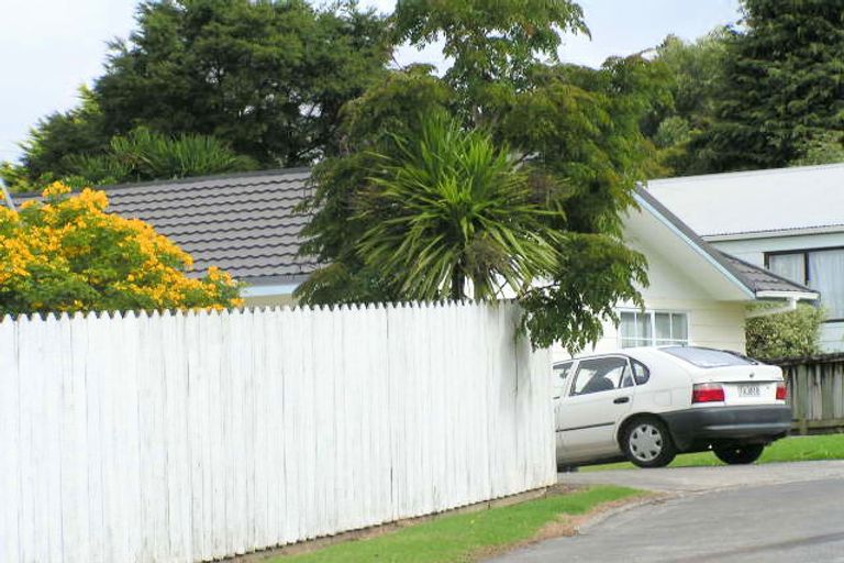 Photo of property in 8 Frosses Place, Massey, Auckland, 0614