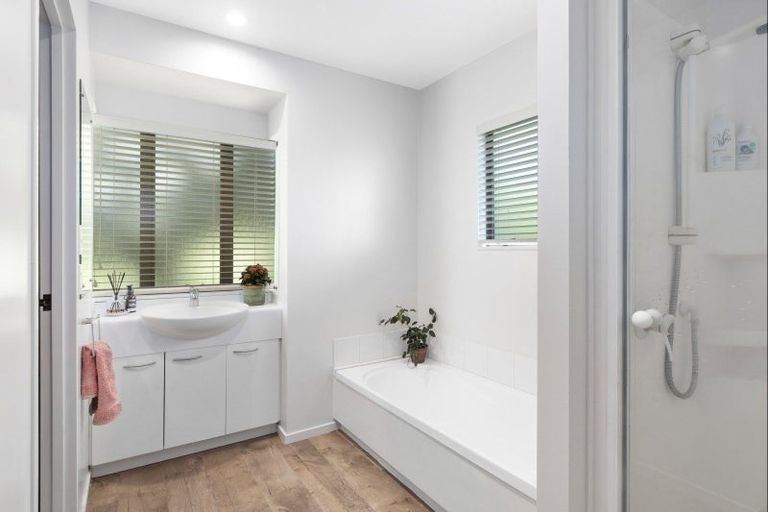 Photo of property in 4/96 William Bayes Place, Red Beach, 0932