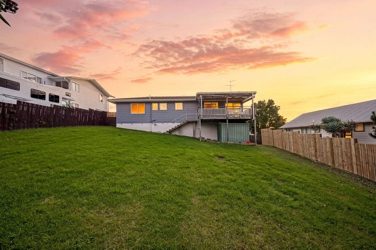 Photo of property in 12 Raelene Place, Massey, Auckland, 0614