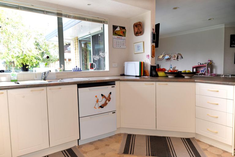 Photo of property in 8 Aristoy Close, Conifer Grove, Takanini, 2112