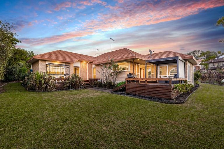 Photo of property in 6 Hanly Close, West Harbour, Auckland, 0618