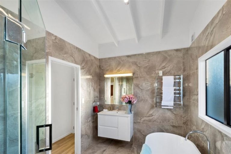 Photo of property in 2/23 Montgomery Avenue, Rothesay Bay, Auckland, 0630