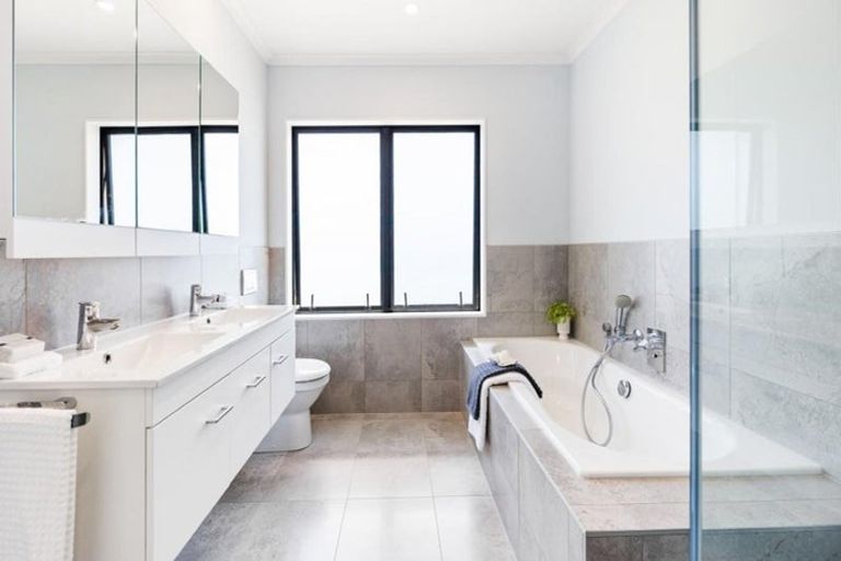 Photo of property in 10 Warman Road, Okura, Auckland, 0792