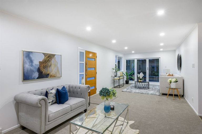 Photo of property in 8 Thuja Street, Green Bay, Auckland, 0604