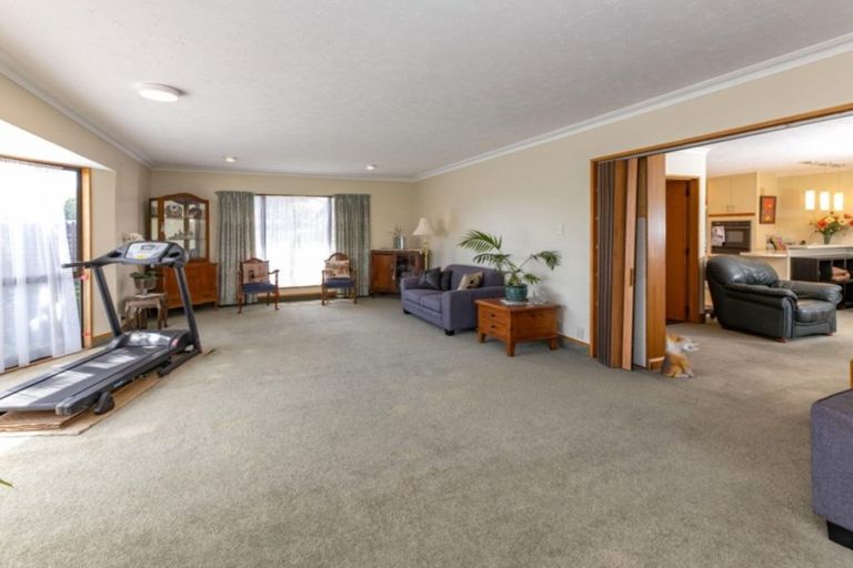 Photo of property in 10 Pyatt Place, Redwood, Christchurch, 8051