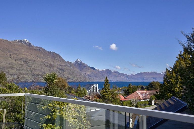 Photo of property in 5 Cedar Drive, Kelvin Heights, Queenstown, 9300