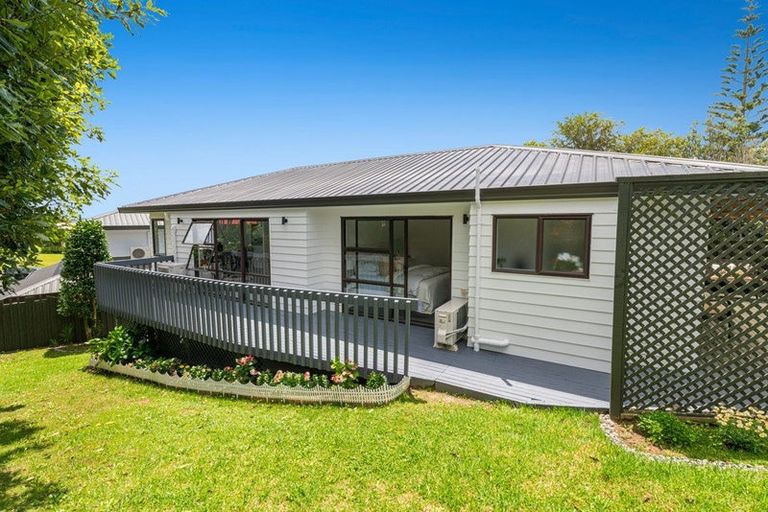 Photo of property in 2/20 Bronzewing Terrace, Unsworth Heights, Auckland, 0632