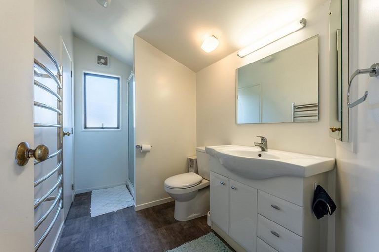 Photo of property in 2/25 Knights Road, Rothesay Bay, Auckland, 0630