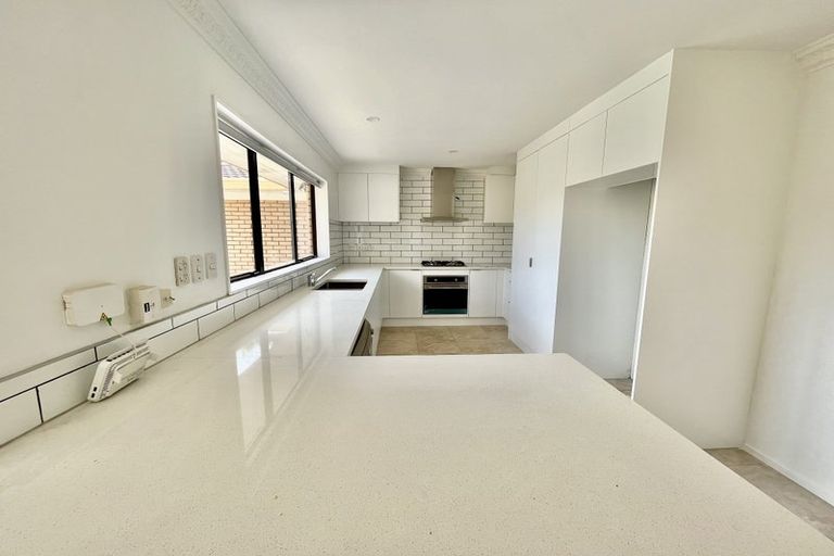 Photo of property in 31 Cumbrian Place, Conifer Grove, Takanini, 2112