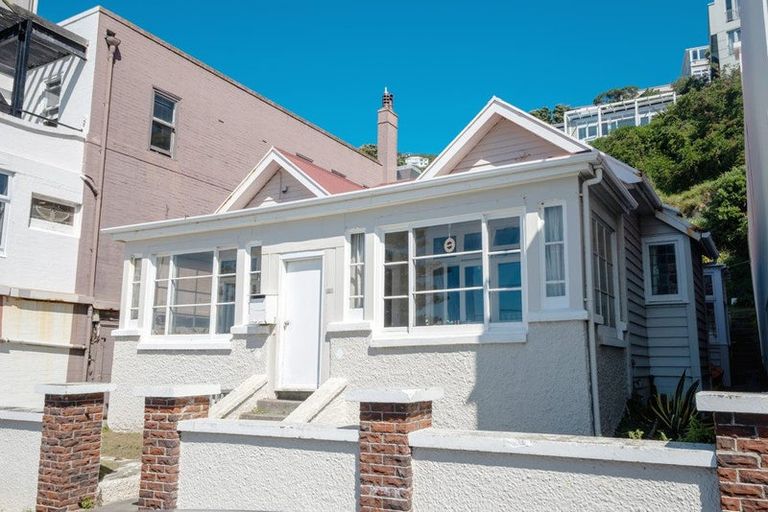 Photo of property in 230 Oriental Parade, Oriental Bay, Wellington, 6011