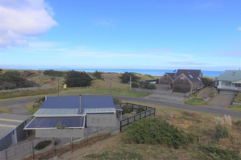 Photo of property in 37 Marine Parade South, Foxton Beach, Foxton, 4815