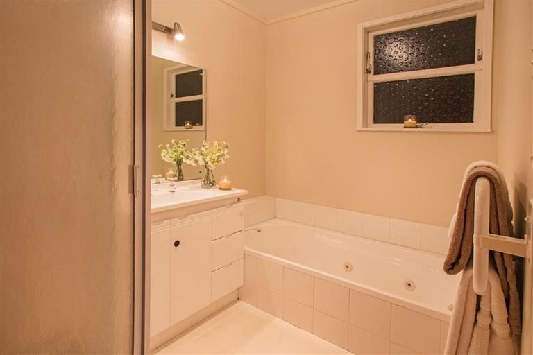 Photo of property in 115 Gossamer Drive, Pakuranga Heights, Auckland, 2010