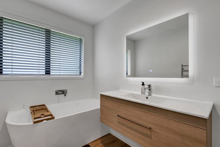 Photo of property in 8 Ponga Place, Highlands Park, New Plymouth, 4312