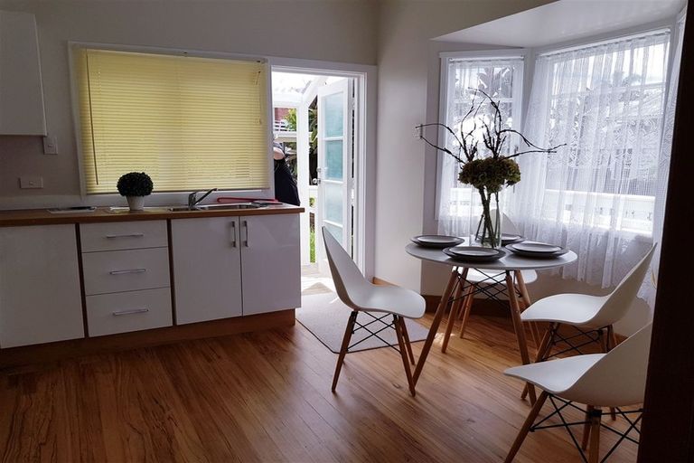 Photo of property in 32 Te Atatu Road, Te Atatu South, Auckland, 0610