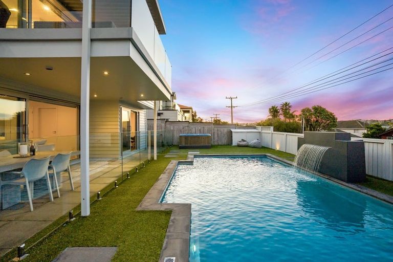 Photo of property in 15 Beechwood Road, Rothesay Bay, Auckland, 0630