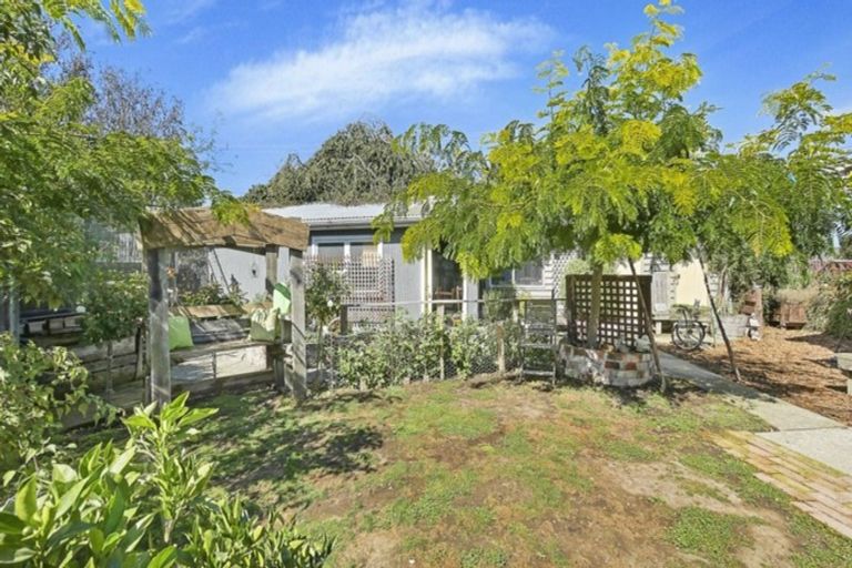 Photo of property in 16 Leeston And Lake Road, Leeston, 7632