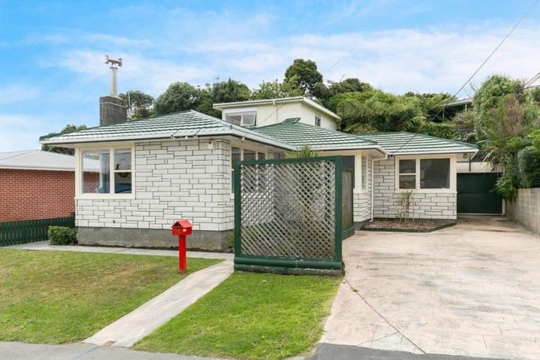 Photo of property in 25 Catherine Crescent, Paparangi, Wellington, 6037