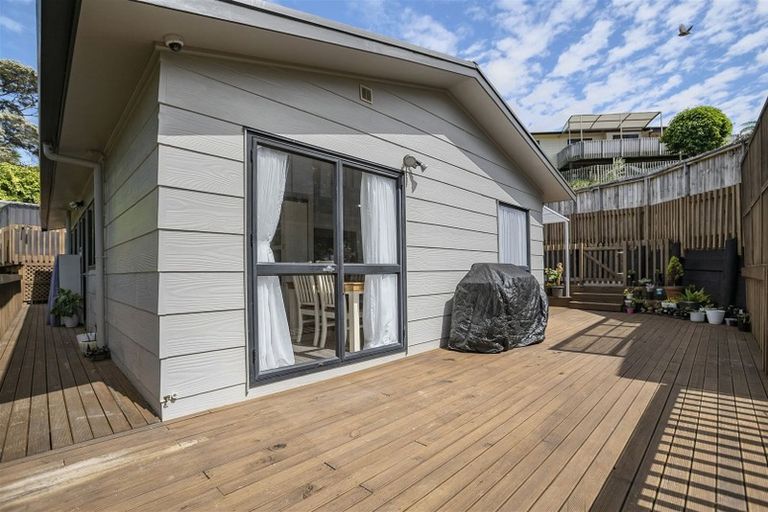 Photo of property in 1/6 Glen Vista Place, Bayview, Auckland, 0629
