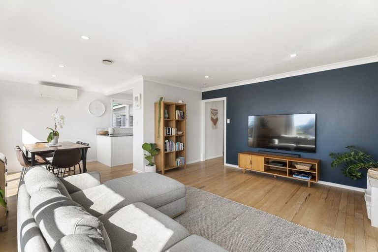 Photo of property in 13 Red Beach Road, Red Beach, 0932