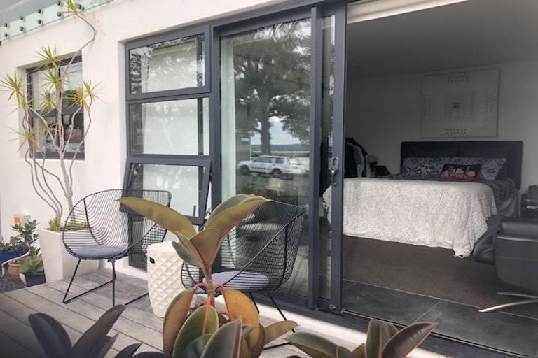 Photo of property in 16 Chapman Road, Te Atatu Peninsula, Auckland, 0610
