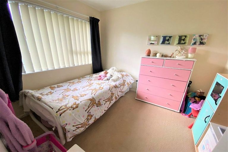 Photo of property in 5 Buisson Glade, West Harbour, Auckland, 0618