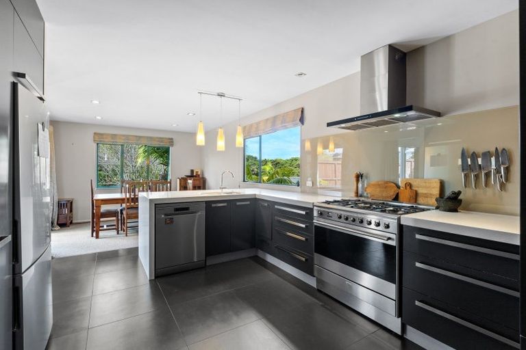 Photo of property in 34 Lagoon Way, West Harbour, Auckland, 0618