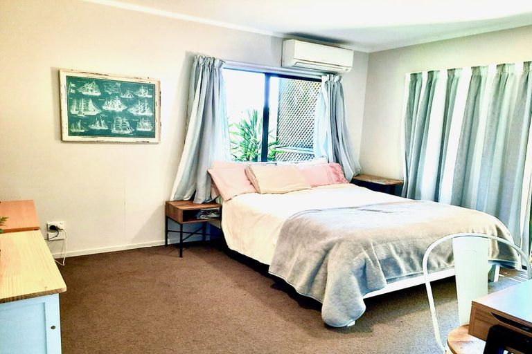 Photo of property in 216 Whangaparaoa Road, Red Beach, 0932