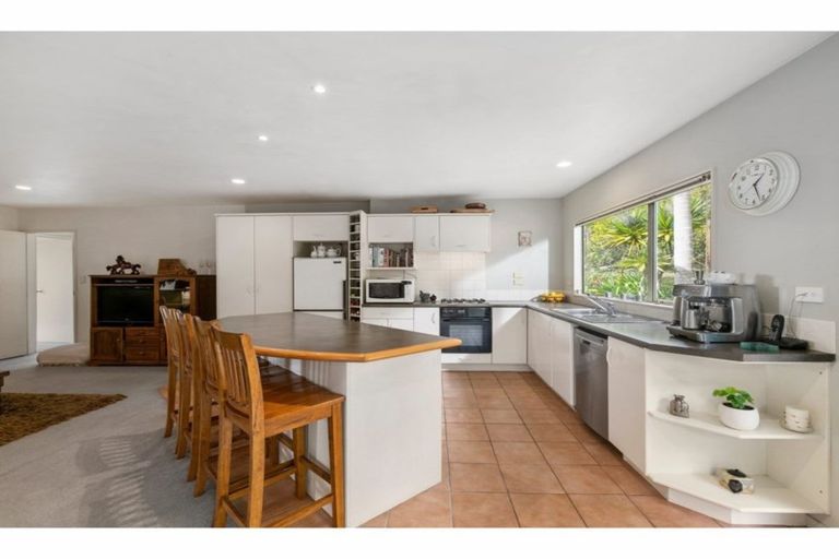 Photo of property in 22 Margaret Henry Crescent, Oteha, Auckland, 0632