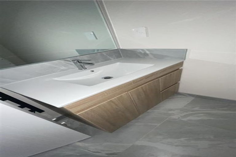 Photo of property in 5/58 Te Atatu Road, Te Atatu South, Auckland, 0610