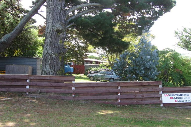 Photo of property in 327a Wairau Road, Totara Vale, Auckland, 0627