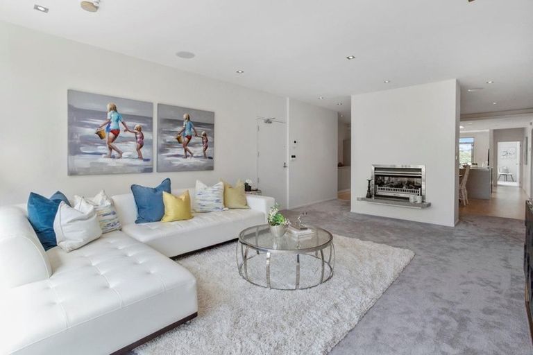 Photo of property in Esplanade Apartments, 8/16 Beach Front Lane, Browns Bay, Auckland, 0630