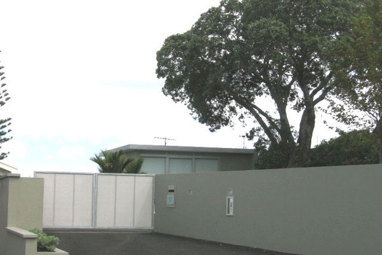 Photo of property in 9 Stanley Point Road, Stanley Point, Auckland, 0624
