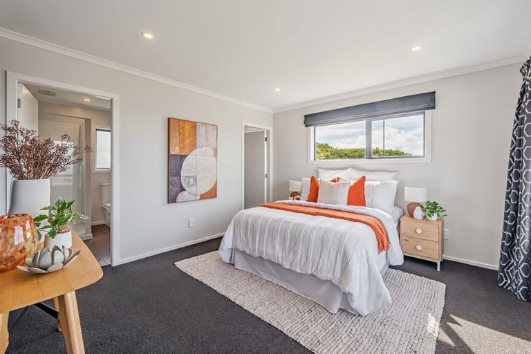 Photo of property in 12 Grumman Lane, Newlands, Wellington, 6037