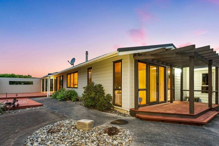 Photo of property in 10 Jane Street, Waikanae Beach, Waikanae, 5036