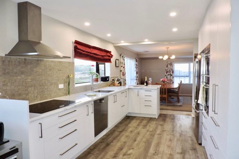 Photo of property in 4 Ordley Grove, Tawa, Wellington, 5028